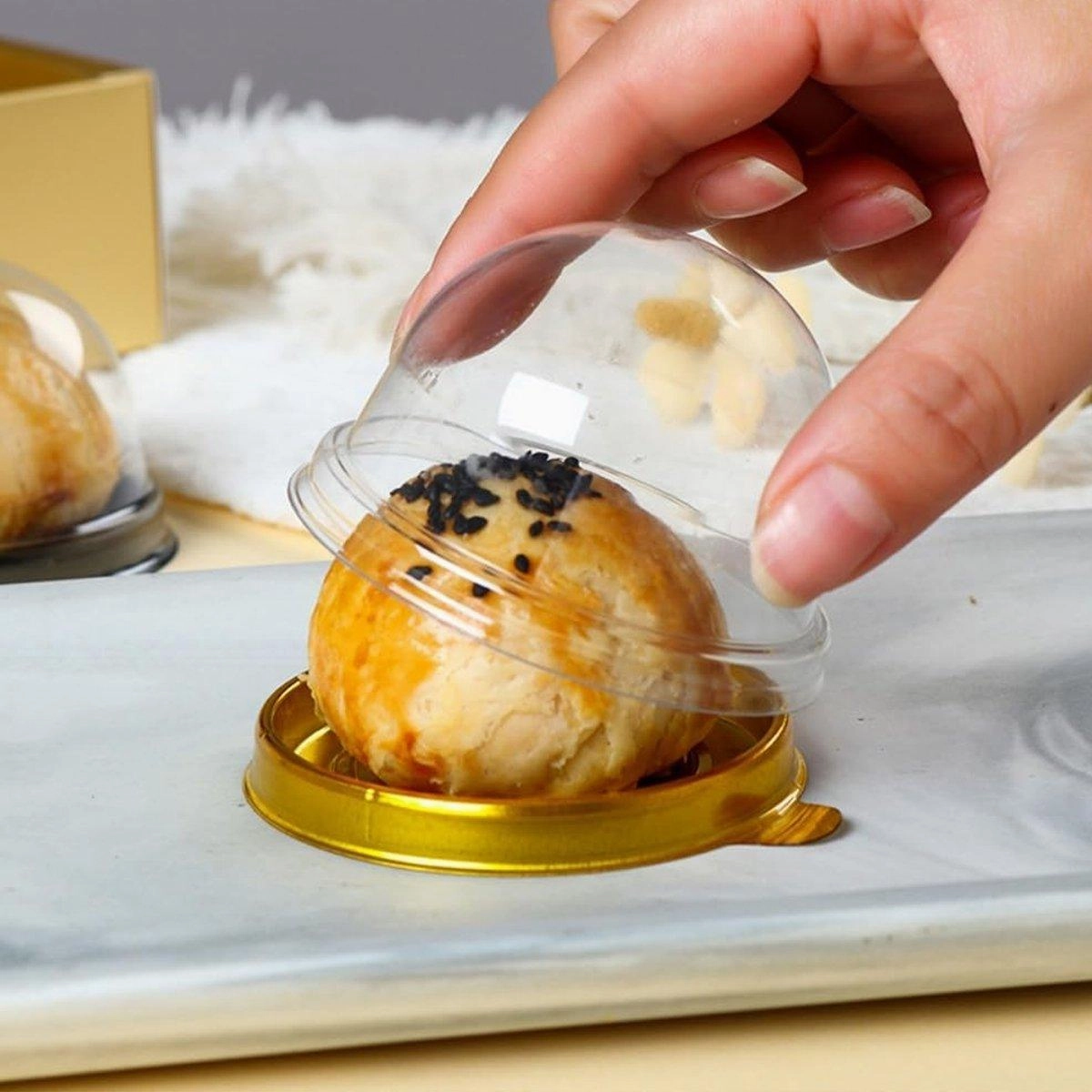 100pcs Round Gold Plastic Bakery Food Packaging Boxes for Cake Dessert Packaging