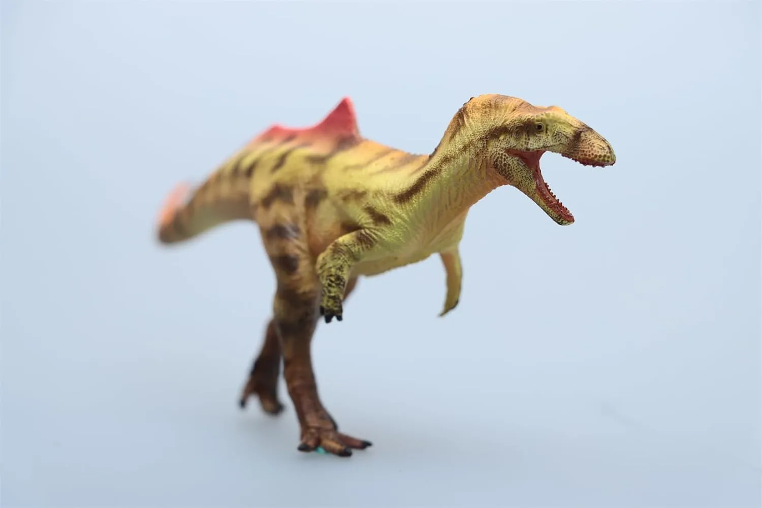 1:35 Scale Concavenator Model Dinosaur Figure Animal Scene Collector Home Decor Gift (Yellow)